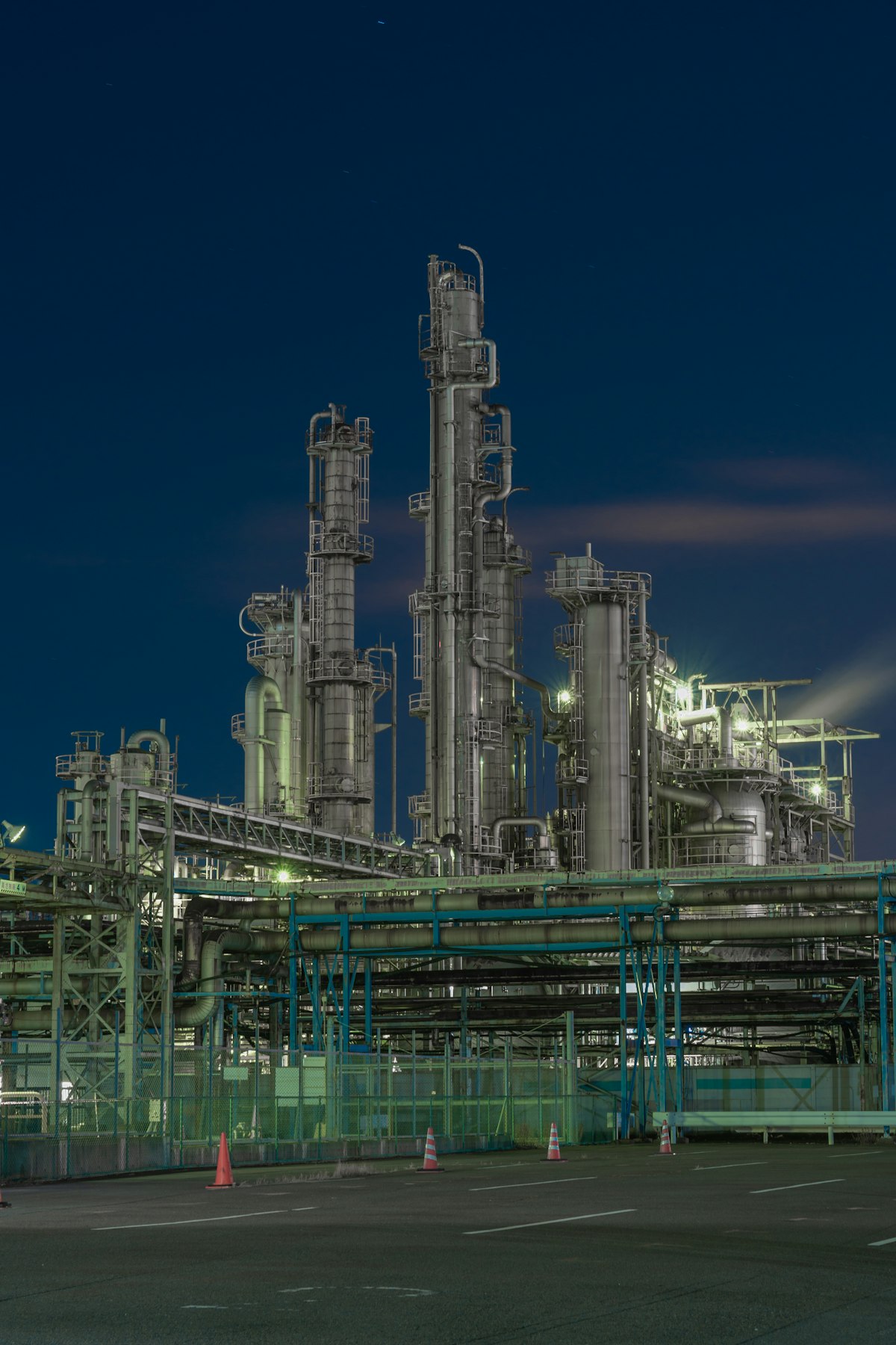 Нефтеперерабатывающий завод ночью